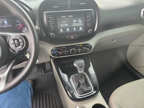 Used 2020 Kia Soul LX image 2