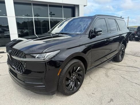 Used 2025 Lincoln Navigator Reserve w/ Jet Appearance Package AWD/4WD image 3