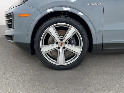 Certified 2024 Porsche Cayenne AWD/4WD image 34