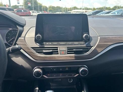 Used 2024 Nissan Altima 2.5 SV FWD image 24