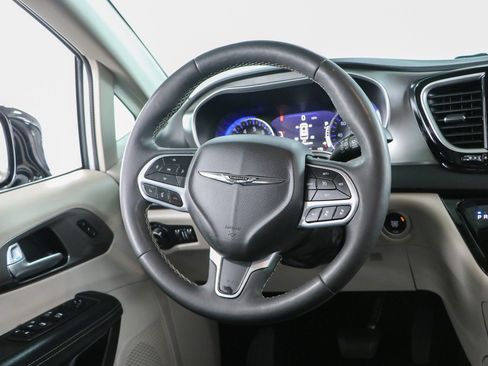 Used 2024 Chrysler Pacifica Touring-L FWD image 12