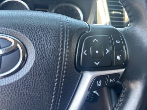 Used 2019 Toyota Highlander XLE AWD/4WD image 32