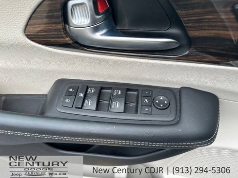 Used 2023 Chrysler Pacifica Limited FWD image 20