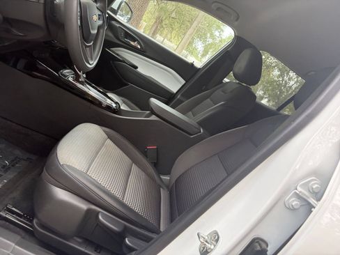 Used 2025 Chevrolet Trax LT FWD image 34