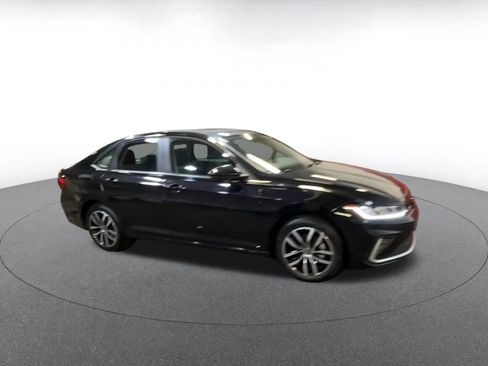 Used 2025 Volkswagen Jetta SE image 2