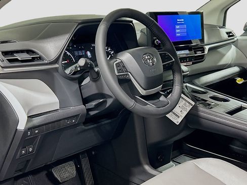 New 2026 Toyota Sienna XLE FWD image 9