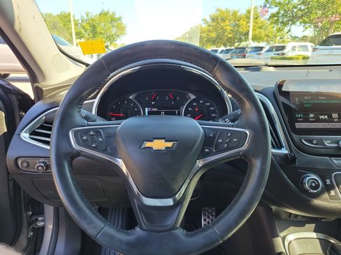 Used 2017 Chevrolet Malibu LT FWD image 16