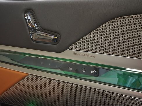 Used 2025 BMW 740i image 25