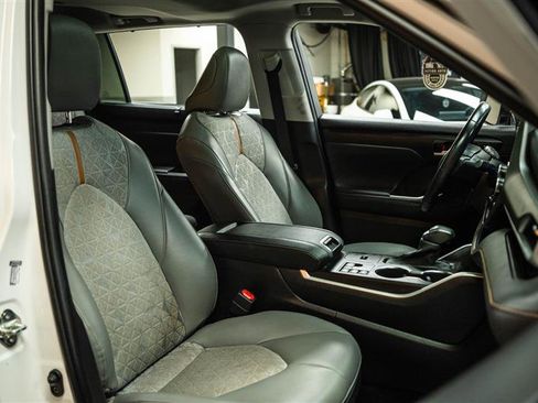 Used 2023 Toyota Highlander Bronze Edition image 15