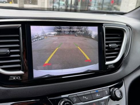 Used 2025 Chrysler Pacifica Select image 25