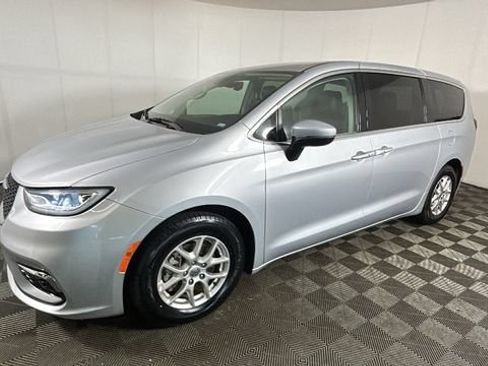 Used 2023 Chrysler Pacifica Touring-L FWD image 6