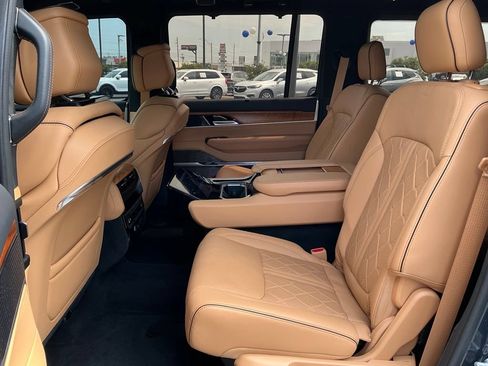 Used 2023 Jeep Grand Wagoneer Series III AWD/4WD image 18