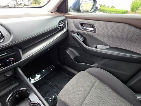 Used 2023 Nissan Rogue SV image 34