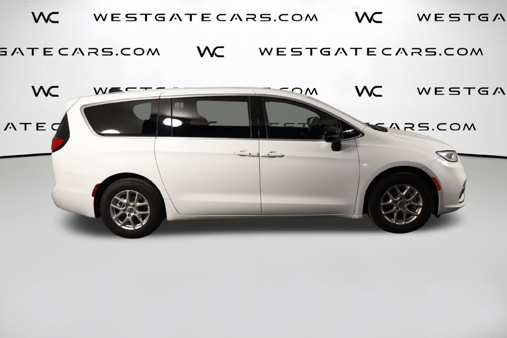 Used 2025 Chrysler Pacifica Select FWD image 50