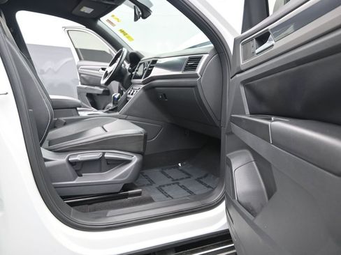 Used 2020 Volkswagen Atlas Cross Sport SE w/ Panoramic Sunroof Package image 17