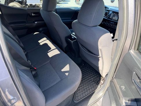 Used 2018 Toyota Tacoma TRD Sport image 22