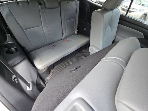 Used 2023 Toyota Highlander XLE FWD image 13