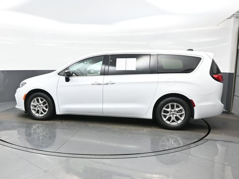 Used 2024 Chrysler Pacifica Touring-L image 3
