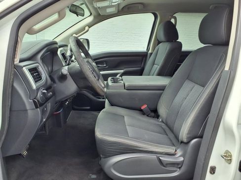 Used 2018 Nissan Titan SV image 13