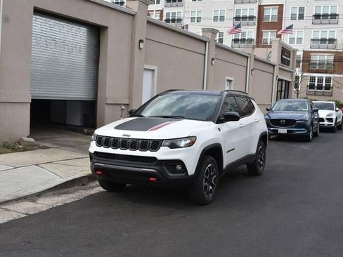 Used 2025 Jeep Compass Trailhawk AWD/4WD image 2