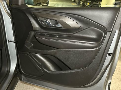 Used 2023 GMC Terrain SLE w/ Driver Convenience Package image 10