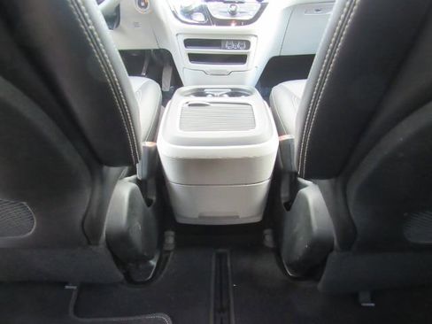 Used 2024 Chrysler Pacifica Touring-L image 29