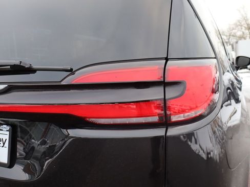 Used 2021 Chrysler Pacifica Touring-L w/ Uconnect Theater Family Group image 34