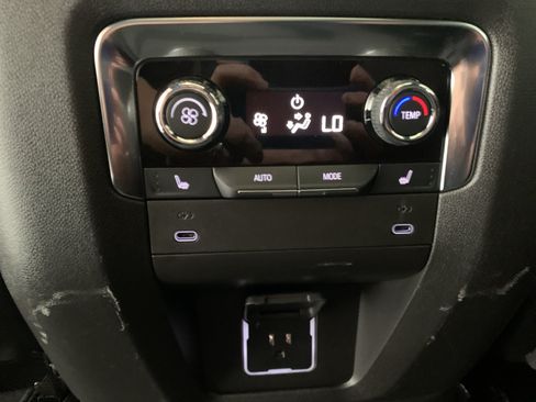 Used 2025 Chevrolet Suburban High Country RWD image 17