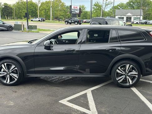 Certified 2025 Volvo V60 B5 Cross Country Plus AWD/4WD image 3