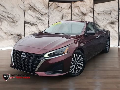 Used 2025 Nissan Altima 2.5 SV FWD image 3
