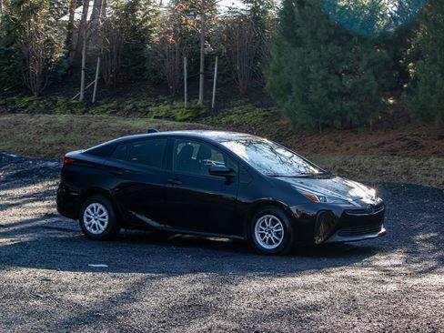 Used 2022 Toyota Prius LE image 11