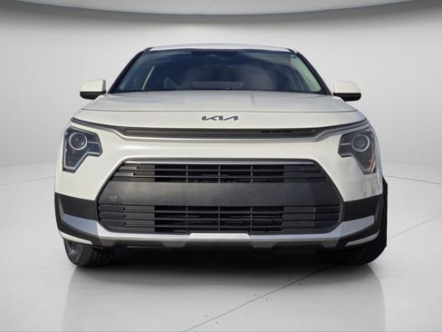 Used 2023 Kia Niro LX image 3