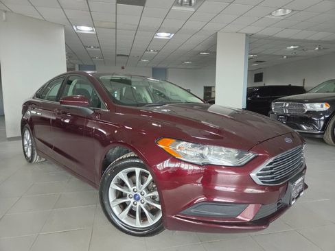 Used 2017 Ford Fusion SE w/ Fusion SE Technology Package FWD image 1