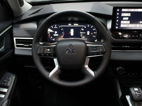 New 2025 Mitsubishi Outlander SE image 21