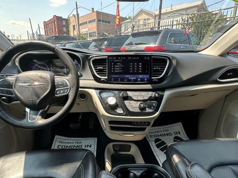 Used 2023 Chrysler Pacifica Touring-L FWD image 10