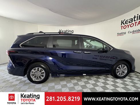 Certified 2025 Toyota Sienna XLE image 5