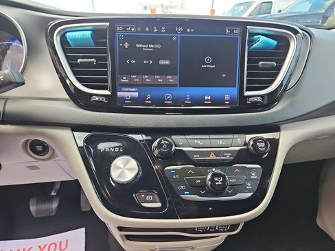 Used 2023 Chrysler Pacifica Touring-L FWD image 19