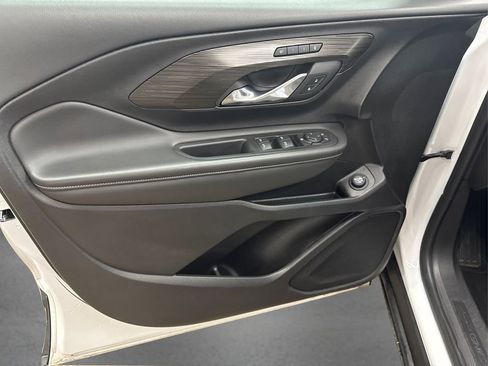 Used 2024 GMC Terrain SLT image 23