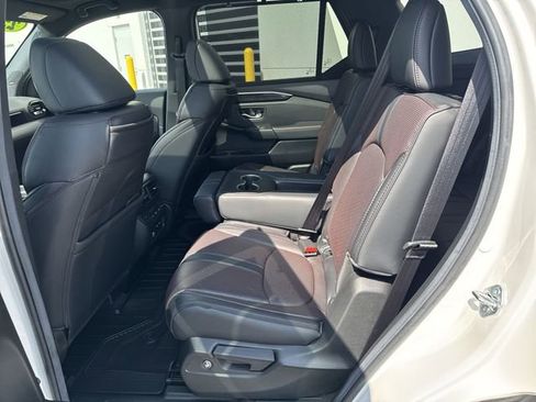 Used 2025 Honda Pilot Black Edition image 12