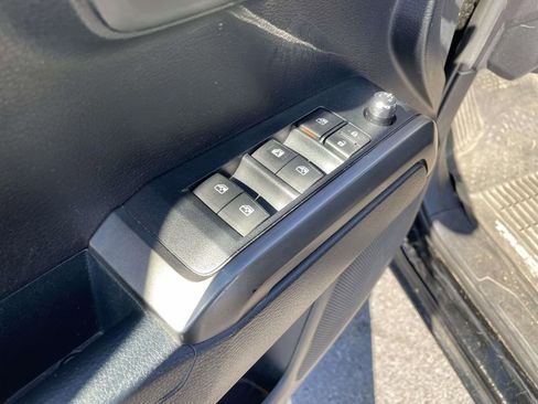 Used 2018 Toyota Tacoma SR5 w/ SR5 Appearance Package (SM) image 27