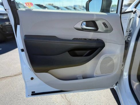 Certified 2023 Chrysler Pacifica Touring-L FWD image 13