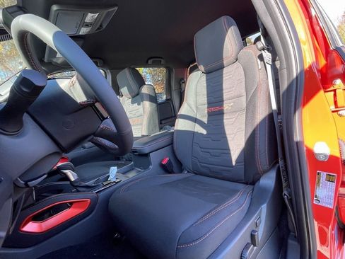 Certified 2025 Nissan Frontier PRO-4X image 17