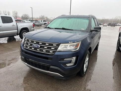 Used 2017 Ford Explorer XLT w/ Equipment Group 202A image 3