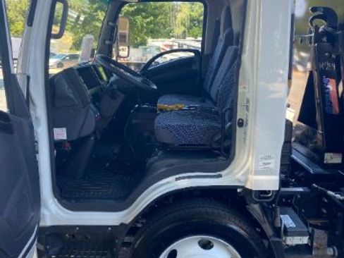 Used 2024 Isuzu NPR image 10