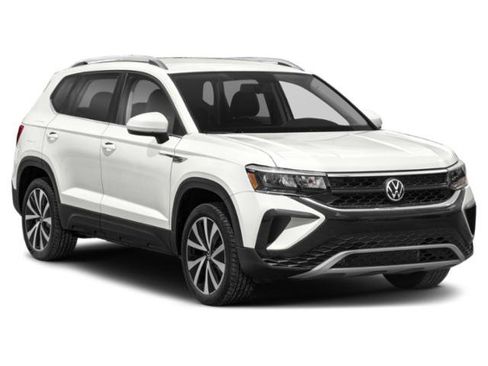 Used 2024 Volkswagen Taos SE w/ Panoramic Sunroof Package AWD/4WD image 9