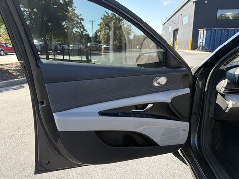 Used 2021 Hyundai Elantra Limited FWD image 16
