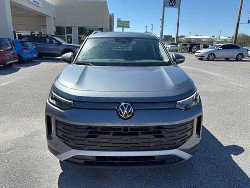 New 2025 Volkswagen Tiguan SE image 2