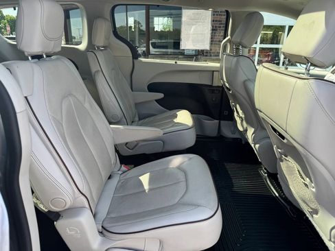 Used 2020 Chrysler Pacifica Limited FWD image 47