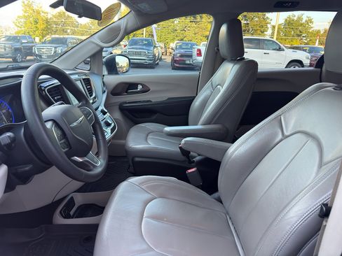 Used 2019 Chrysler Pacifica L image 9