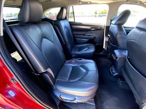 Used 2020 Toyota Highlander Limited FWD image 19